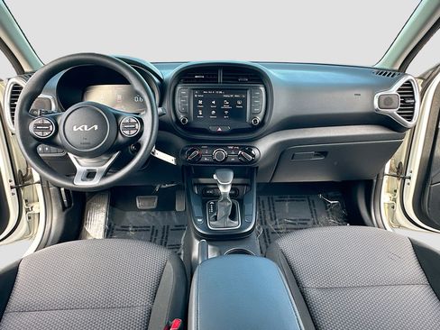 Used 2023 Kia Soul LX image 3
