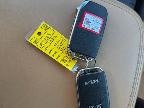 Used 2024 Kia Carnival EX FWD image 31