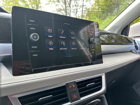 Certified 2025 Volkswagen Taos SE AWD/4WD image 9