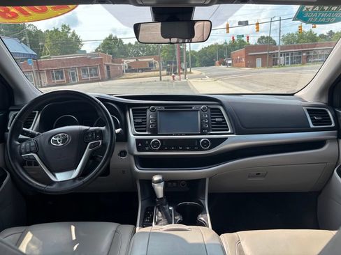 Used 2018 Toyota Highlander XLE FWD image 16
