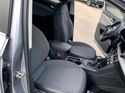 Used 2023 Volkswagen Taos SE w/ Panoramic Sunroof Package image 6