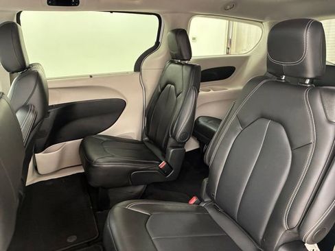 Used 2024 Chrysler Pacifica Touring-L image 18