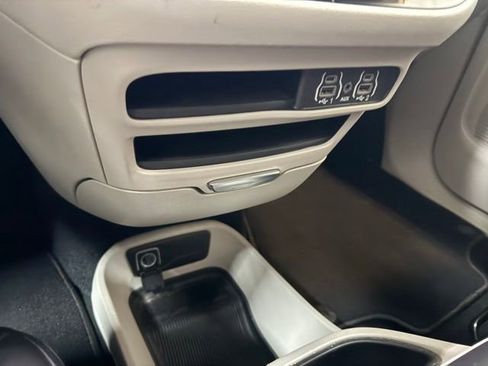 Used 2023 Chrysler Pacifica Touring-L FWD image 19