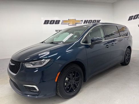 Used 2023 Chrysler Pacifica Touring-L FWD image 1