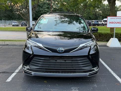 Used 2023 Toyota Sienna XLE AWD/4WD image 4