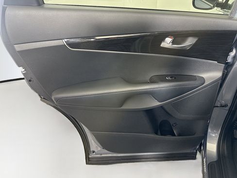 Used 2020 Kia Sorento LX FWD image 25