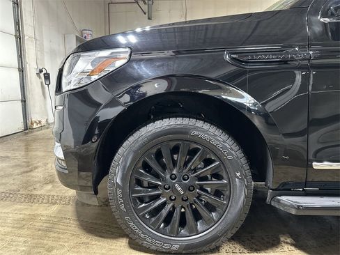 Used 2018 Lincoln Navigator Premiere image 19