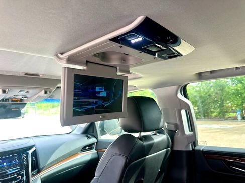 Used 2019 Cadillac Escalade Premium Luxury w/ Escalade Sport Edition AWD/4WD image 12