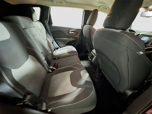 Used 2014 Jeep Cherokee Sport image 24