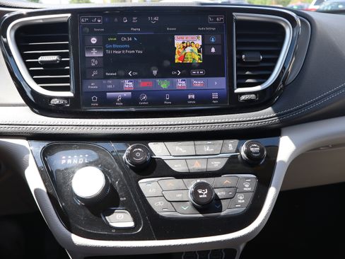 Used 2024 Chrysler Pacifica Touring-L FWD image 19