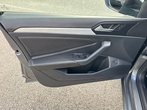 Certified 2025 Volkswagen Jetta Sport image 11