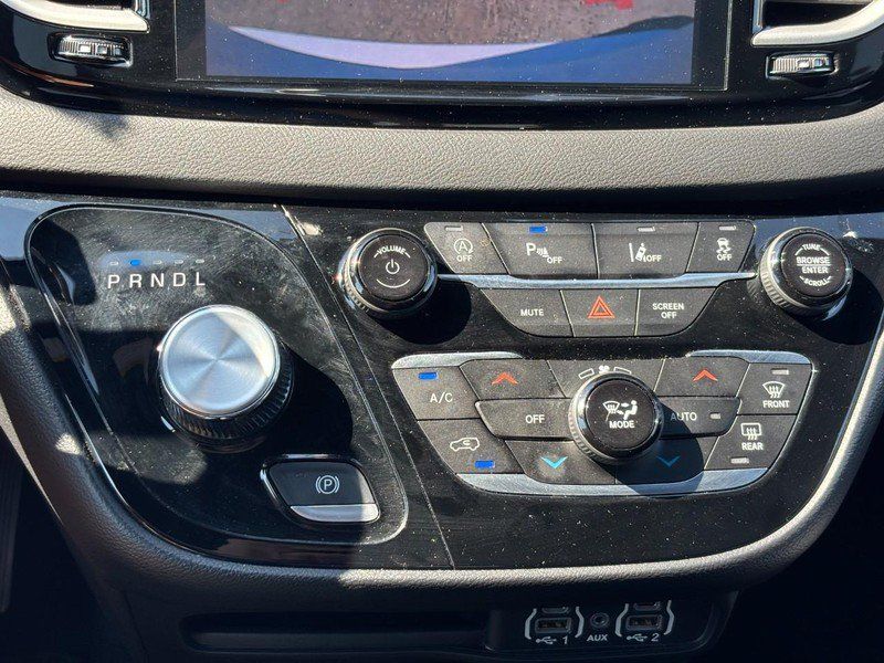 Used 2025 Chrysler Pacifica Select FWD image 25