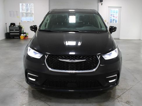 Used 2024 Chrysler Pacifica Touring-L image 3