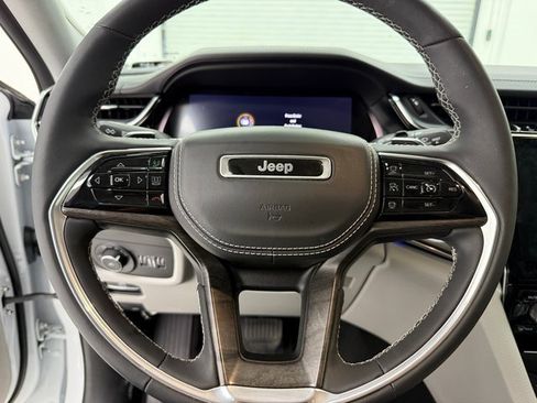 Used 2023 Jeep Grand Cherokee Overland image 12