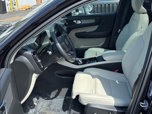 Used 2025 Volvo XC40 B5 Plus w/ Climate Package image 16