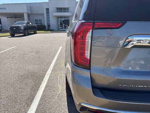 Used 2021 GMC Yukon SLT w/ SLT Premium Package image 9