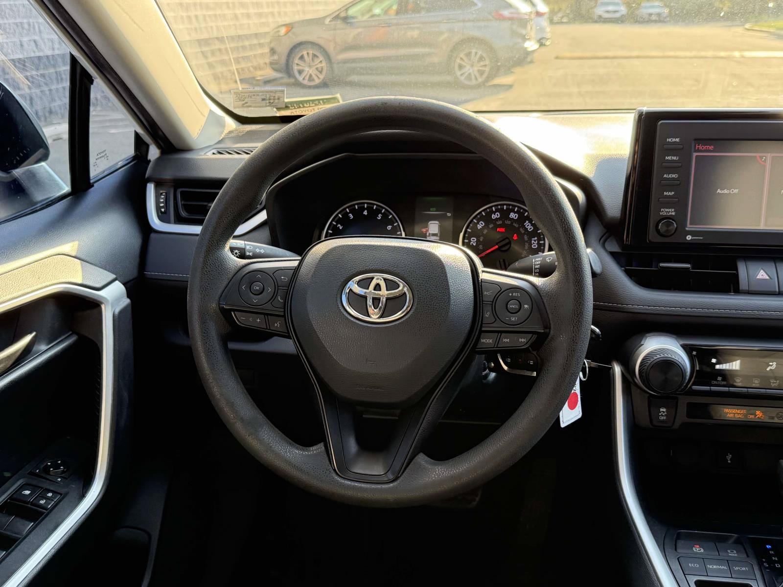 Used 2020 Toyota RAV4 LE FWD image 9