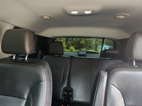 Used 2021 Chevrolet Traverse Premier w/ LPO, Black Accent Package FWD image 19