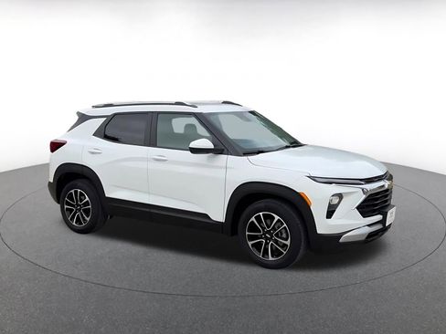 Used 2025 Chevrolet TrailBlazer LT image 2