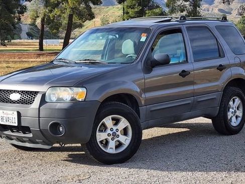 Used 2006 Ford Escape XLT image 2