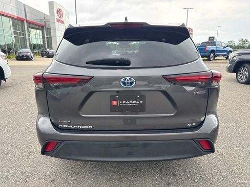 Used 2024 Toyota Highlander XLE AWD/4WD image 11