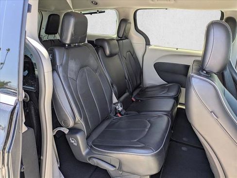 Used 2017 Chrysler Pacifica Limited FWD image 20