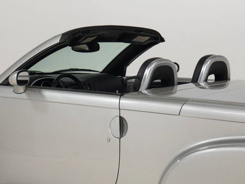 Used 2004 Chevrolet SSR w/ Preferred Equipment Group image 17