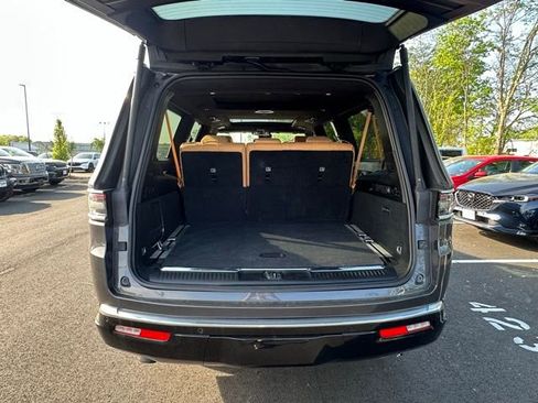 Used 2025 Jeep Grand Wagoneer L Series III w/ Rear Seat Video Group 1 AWD/4WD image 16