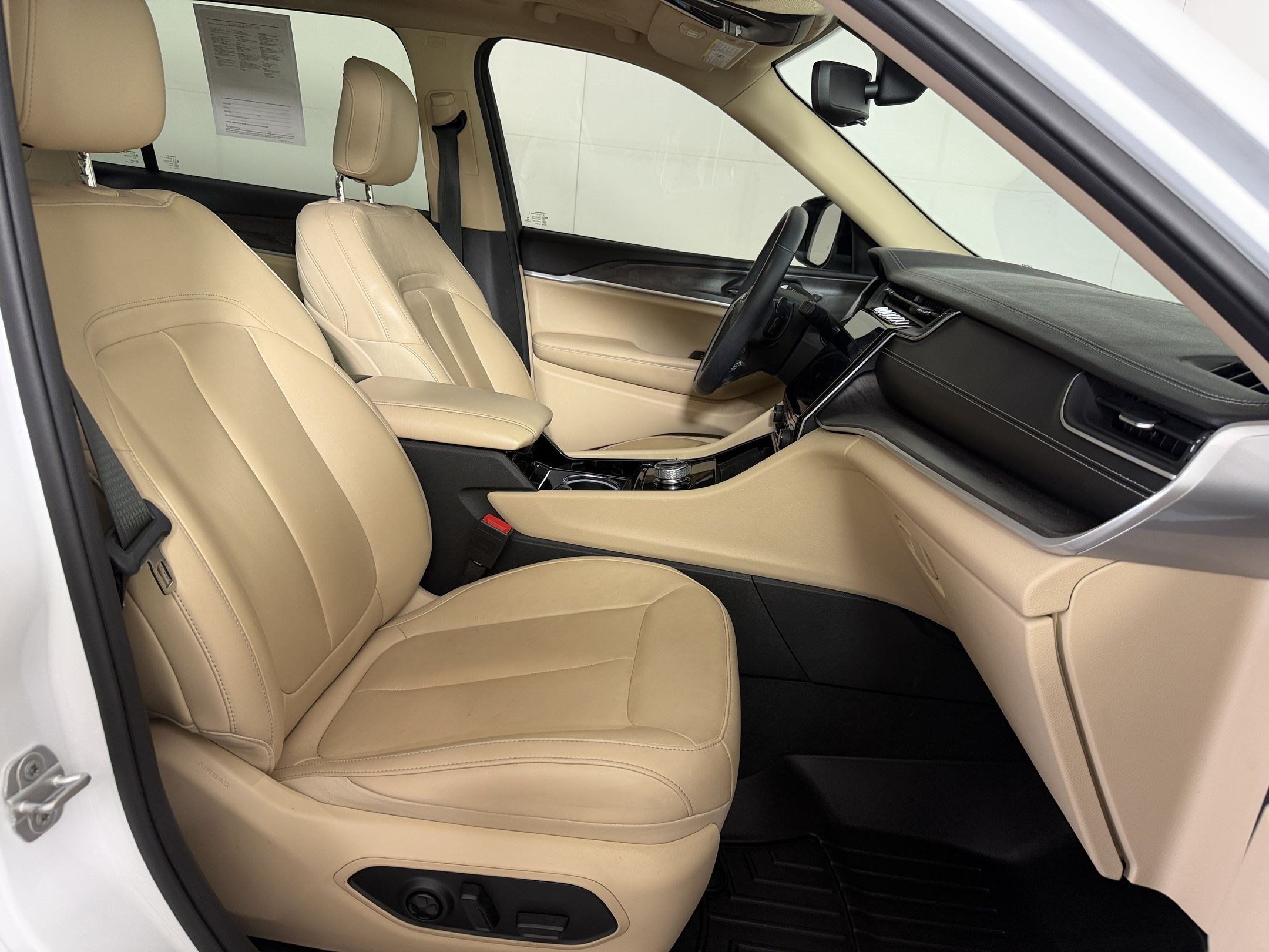 Used 2021 Jeep Grand Cherokee L Limited AWD/4WD image 25