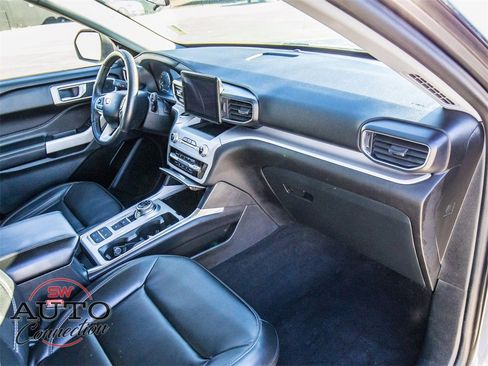 Used 2024 Ford Explorer XLT w/ Equipment Group 202A image 15