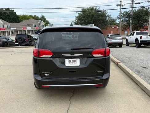 Used 2018 Chrysler Pacifica Limited w/ Tire & Wheel Group FWD image 7