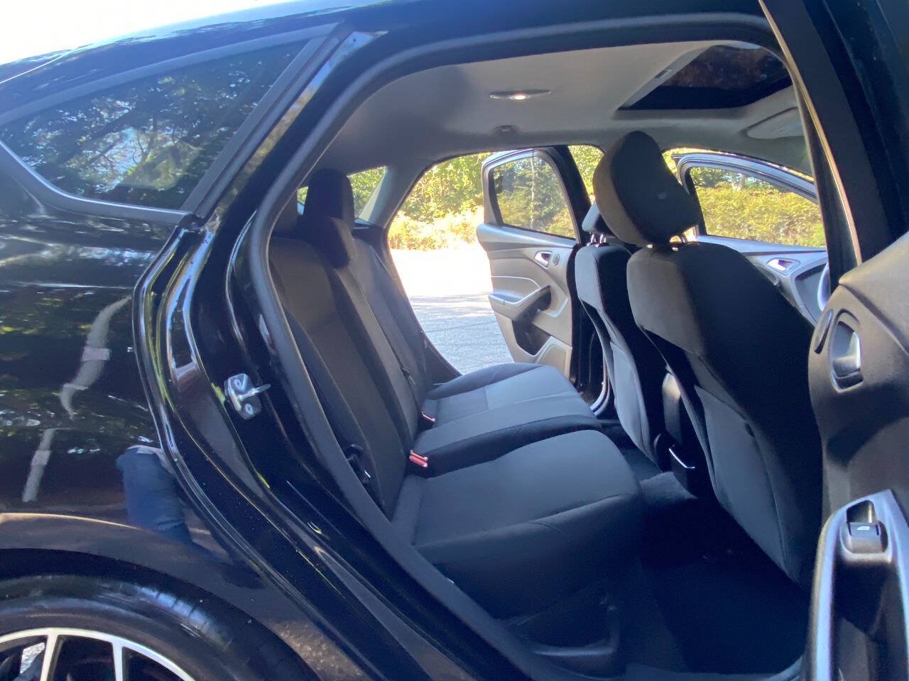 Used 2017 Ford Focus SEL FWD image 49