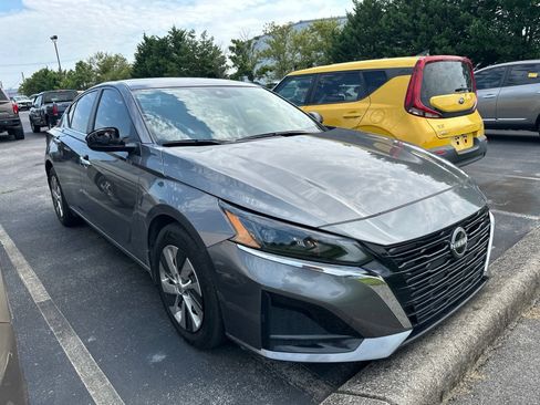 Used 2025 Nissan Altima 2.5 S FWD image 3