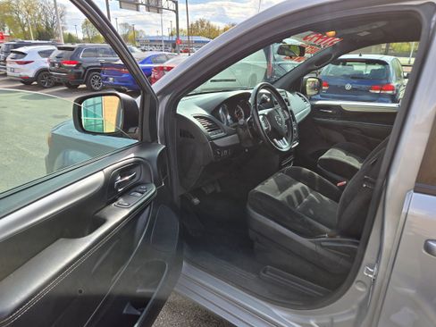 Used 2014 Dodge Grand Caravan SE w/ Quick Order Package 29E SE FWD image 5