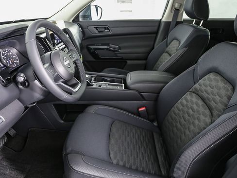 Certified 2025 Nissan Pathfinder SV image 19