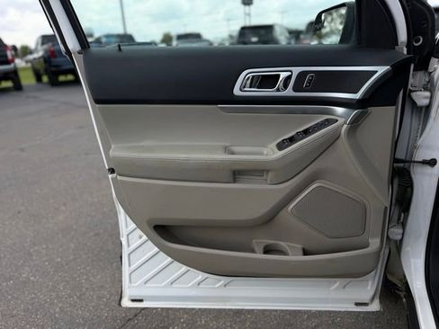 Used 2015 Ford Explorer XLT w/ Equipment Group 202B FWD image 5