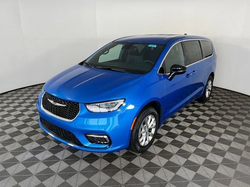 New 2026 Chrysler Pacifica Select image 2