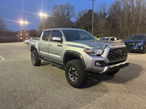 Used 2020 Toyota Tacoma TRD Off-Road w/ Technology Package image 4