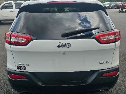 Used 2016 Jeep Cherokee Latitude AWD/4WD image 3