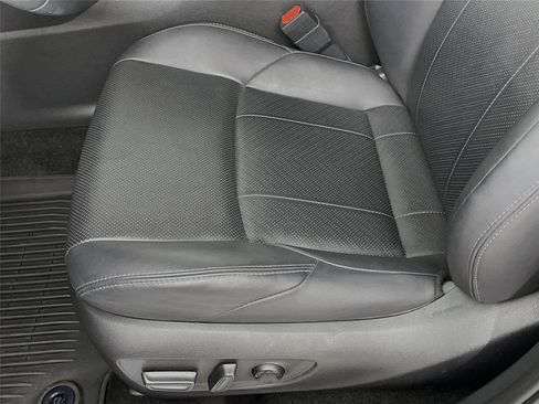 Used 2023 Toyota Venza Limited image 22