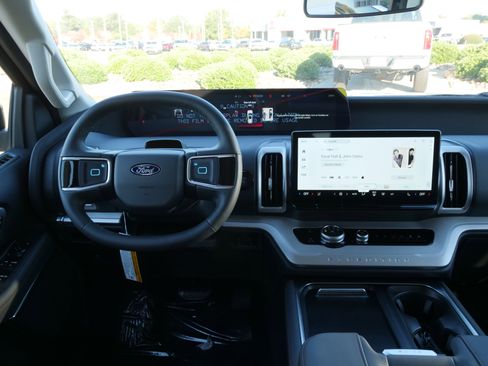 New 2025 Ford Expedition Active image 21