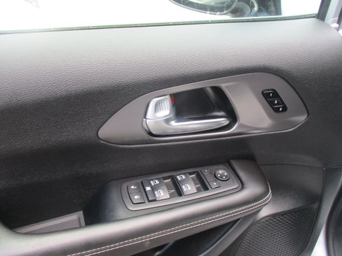 Used 2026 Chrysler Pacifica Select FWD image 13