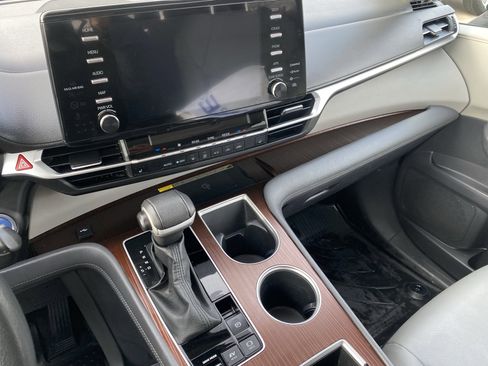 Used 2023 Toyota Sienna XLE image 16