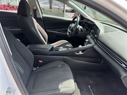 Used 2022 Hyundai Elantra SEL w/ Convenience Package FWD image 12