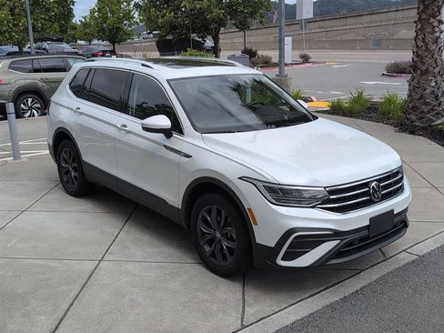 Used 2023 Volkswagen Tiguan SE w/ Panoramic Sunroof Package image 4