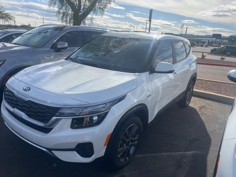 Used 2021 Kia Seltos LX image 2