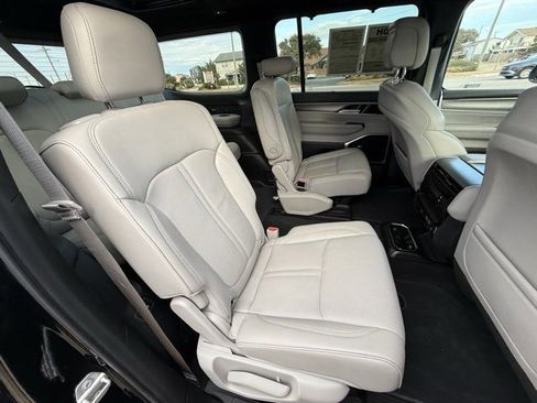 Certified 2025 Jeep Wagoneer Series III w/ Premium Group I image 13