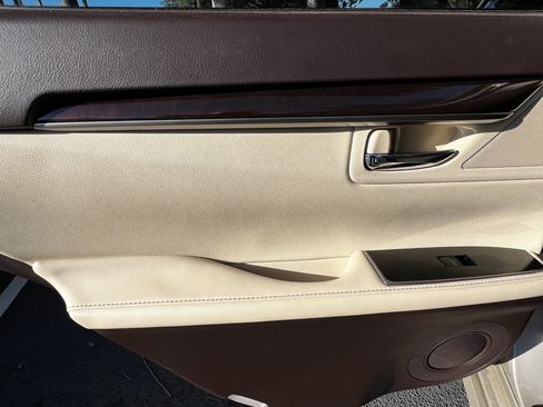 Used 2018 Lexus ES 350 w/ Luxury Package w/Wood Trim FWD image 30