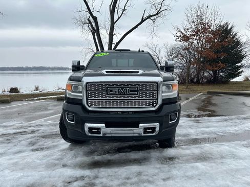 Used 2019 GMC Sierra 2500 Denali image 2