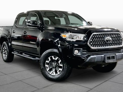 Used 2018 Toyota Tacoma TRD Off-Road w/ Technology Package image 3